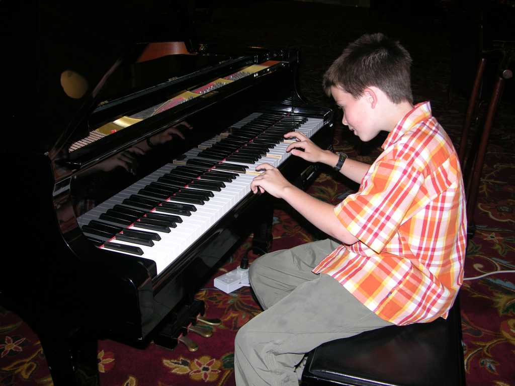 Muscat 05 Al Bustan 07 Playing Piano In Lobby There was no live entertainment, so Peter surprised us by playing the piano in the lobby of the Al Bustan Hotel. Hmm, if you look closely youll see that the piano was actually on auto-pilot, making its own music. Ah shucks, he sounded so good.